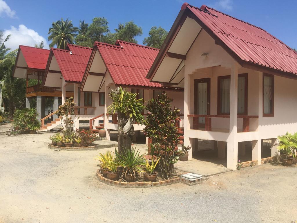 Phuphat Beach Resort Khanom Esterno foto