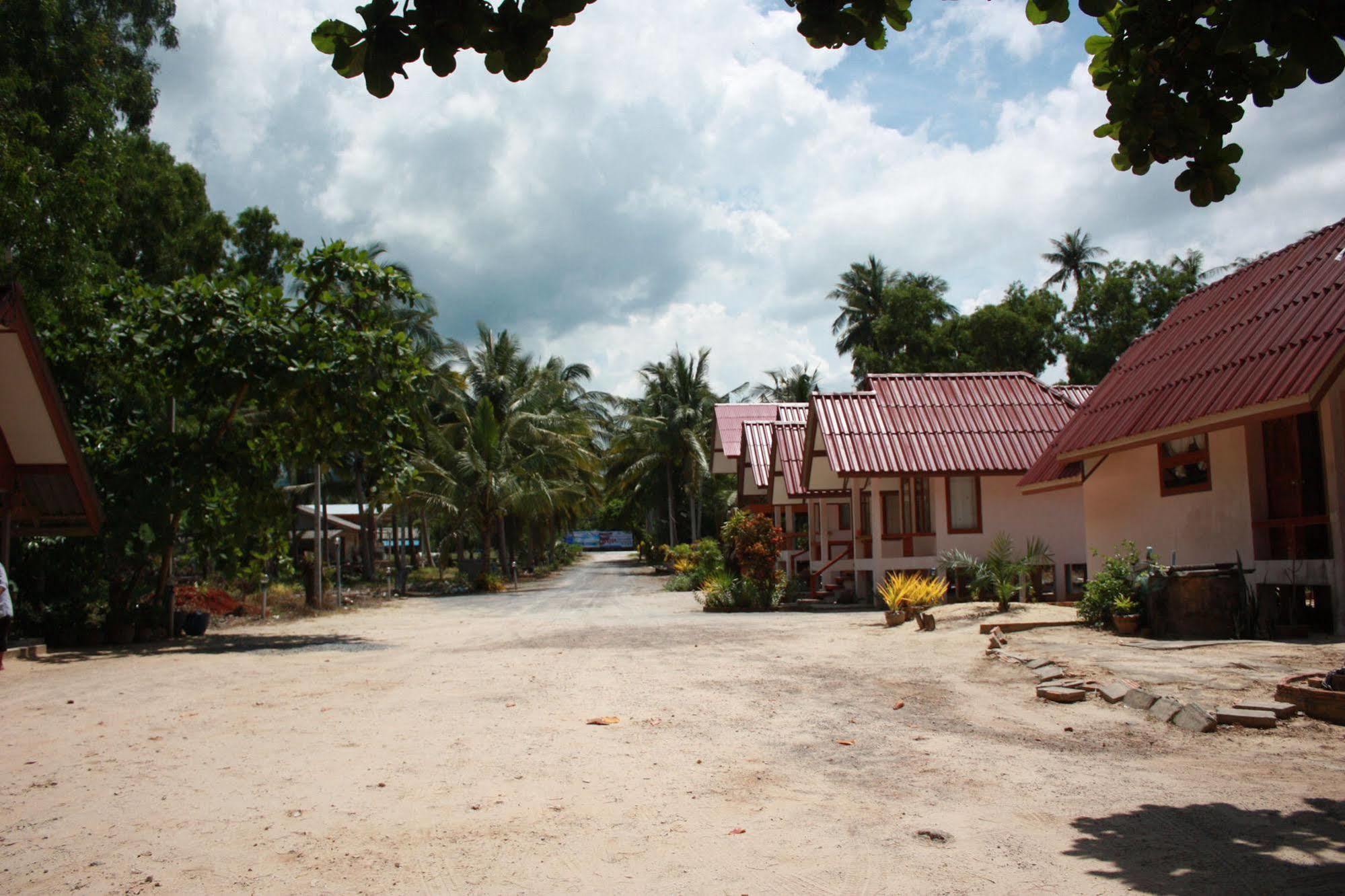 Phuphat Beach Resort Khanom Esterno foto