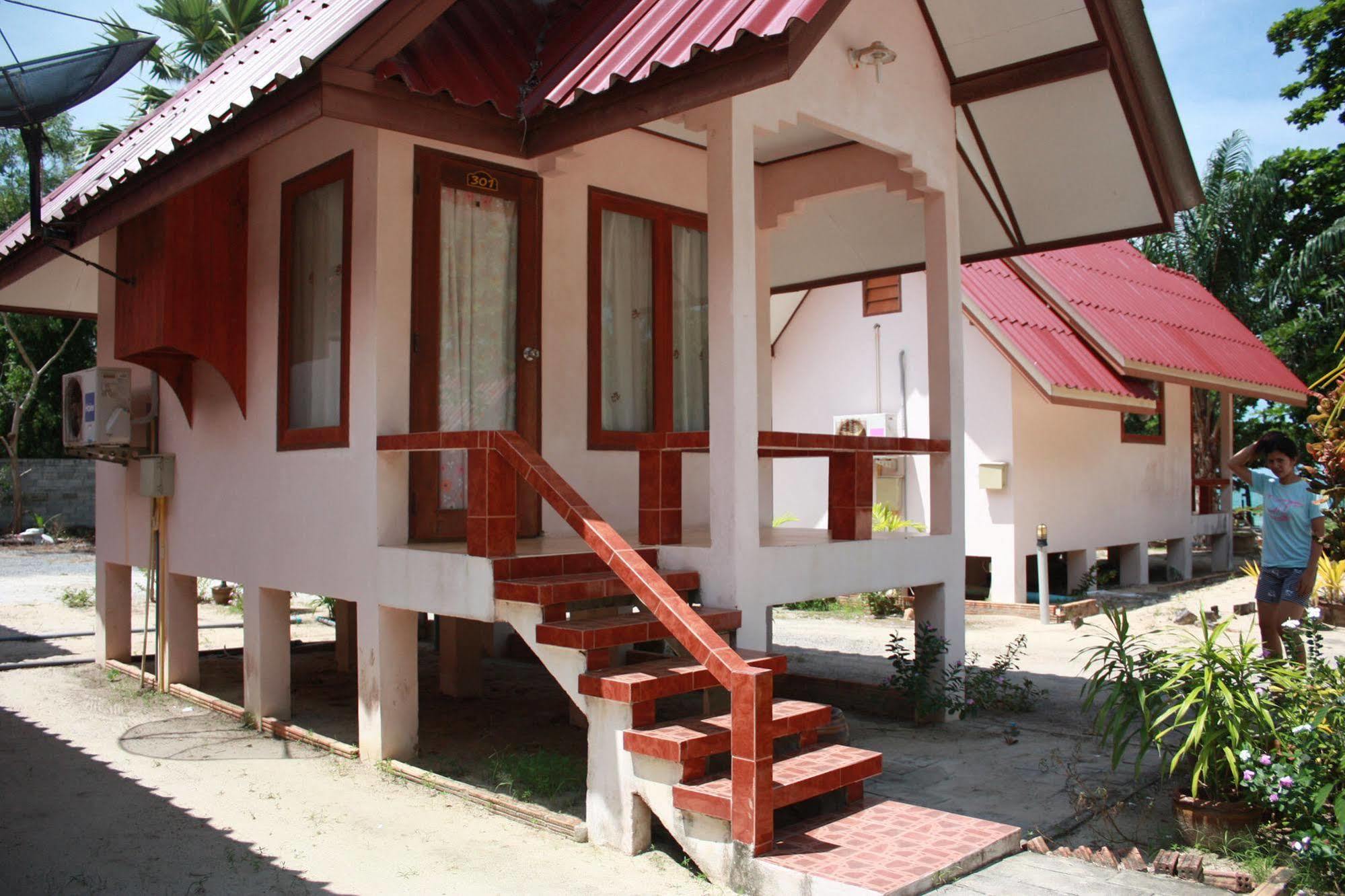 Phuphat Beach Resort Khanom Esterno foto