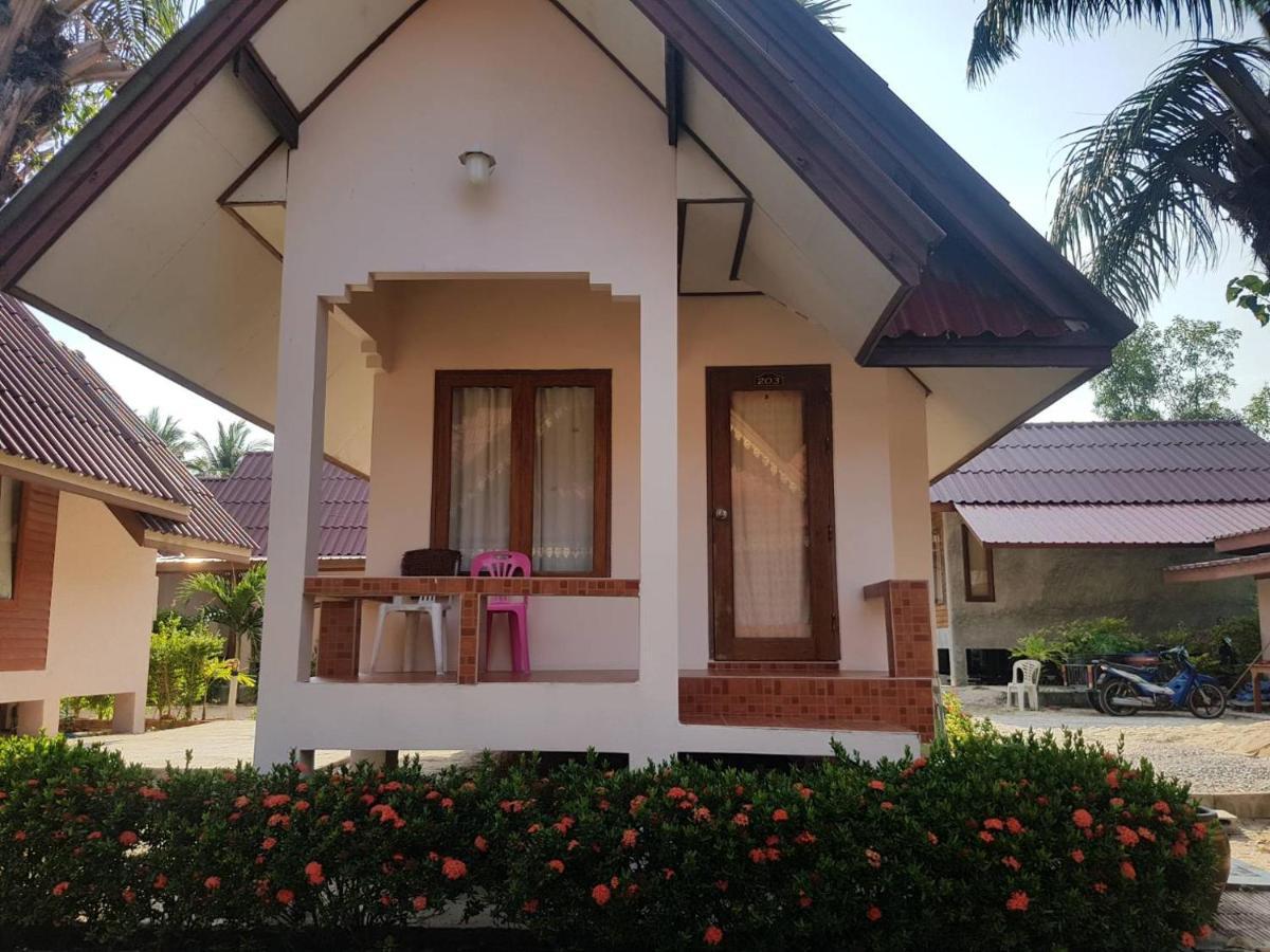 Phuphat Beach Resort Khanom Esterno foto